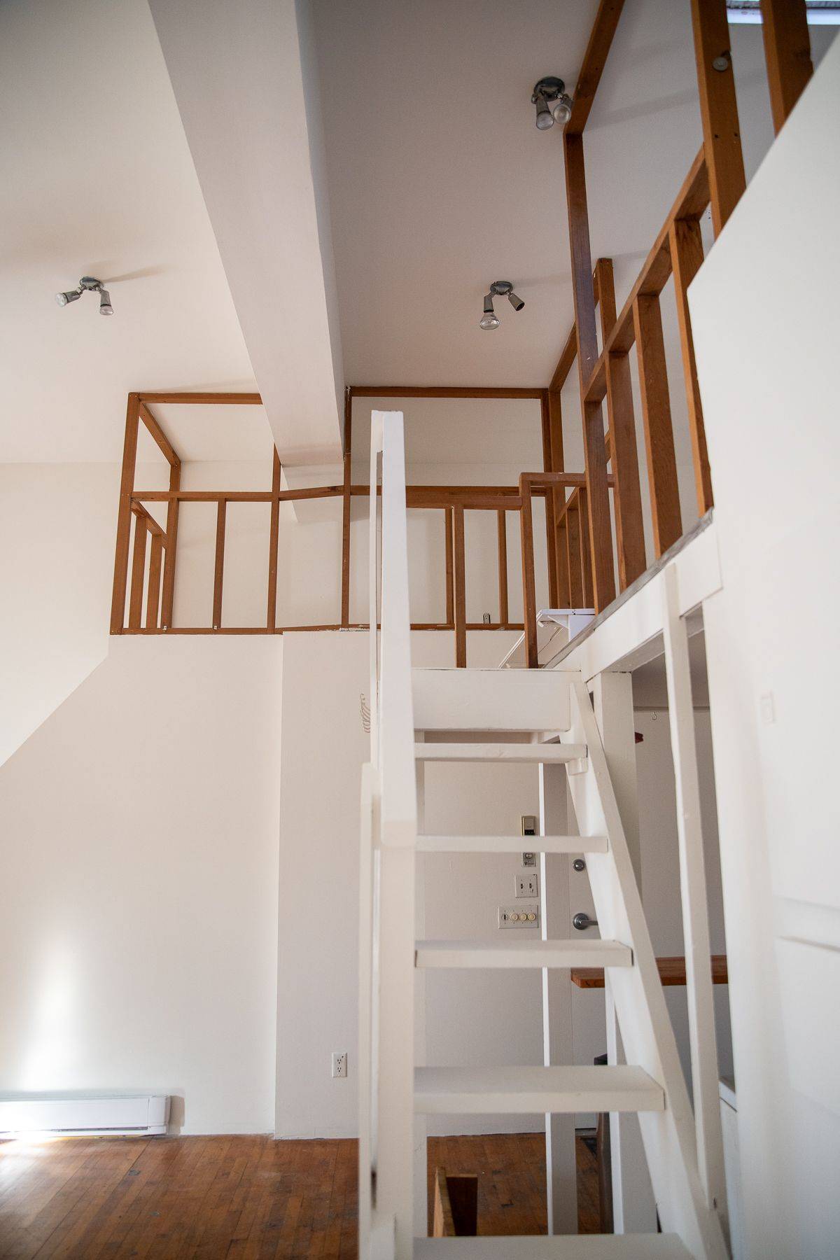 Toronto C01, ON M6J 2Z5,126 Ossington AVE