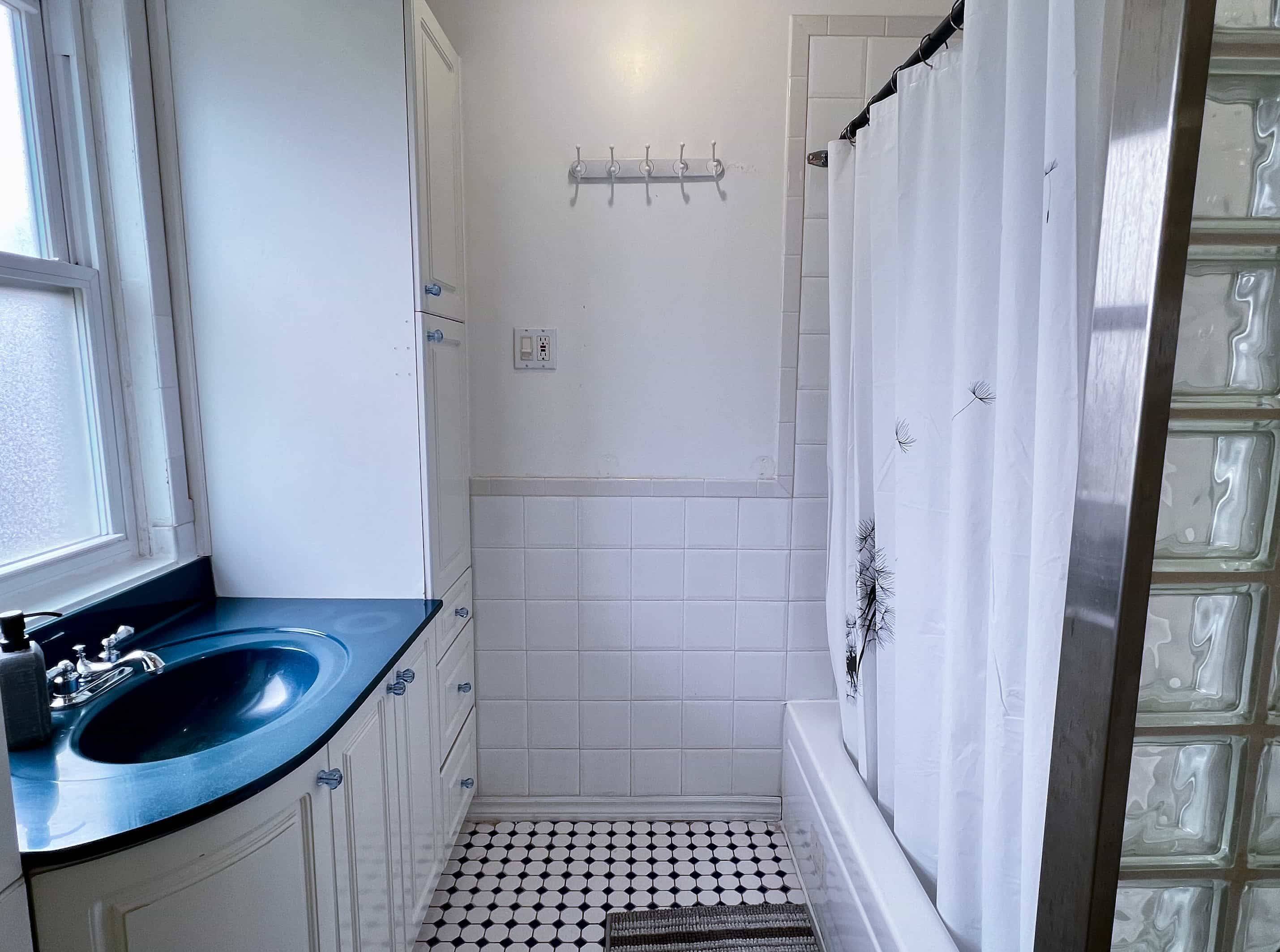 Toronto E04, ON M4B 2J4,983 Victoria Park AVE #2nd Floor