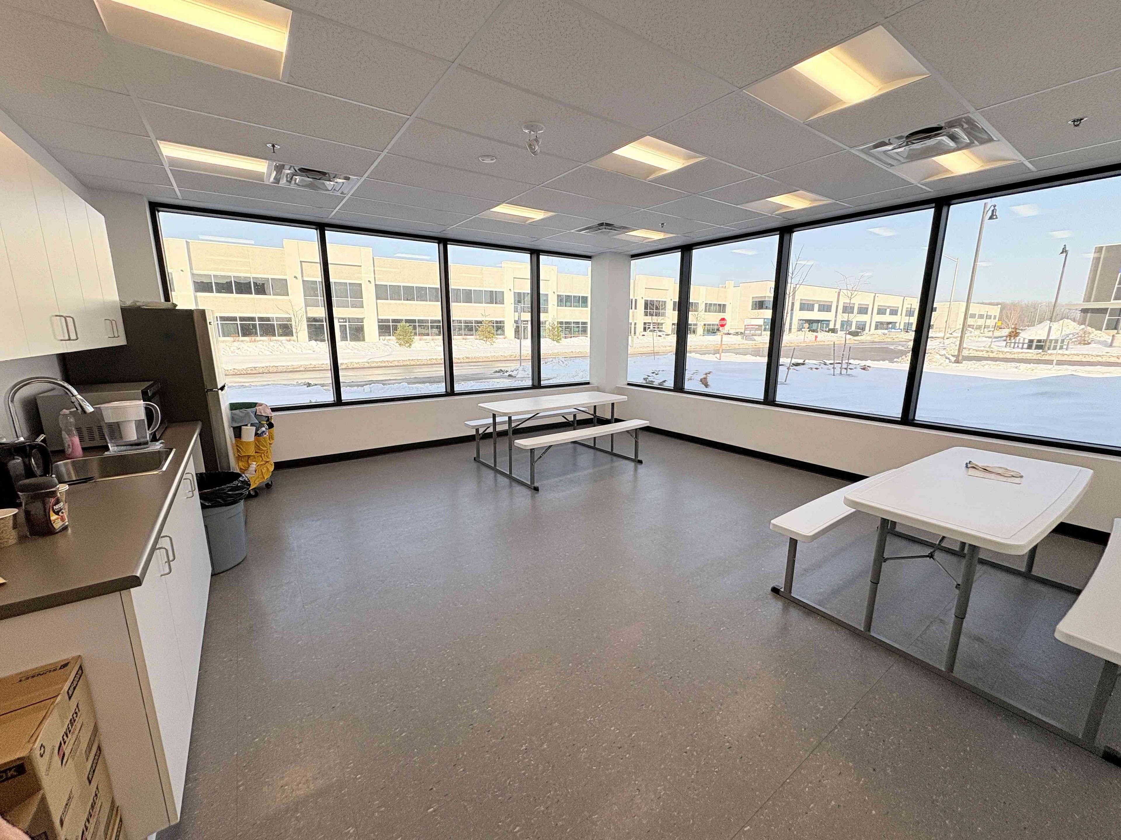 Aurora, ON L4G 7C7,400 First Commerce DR #3-6