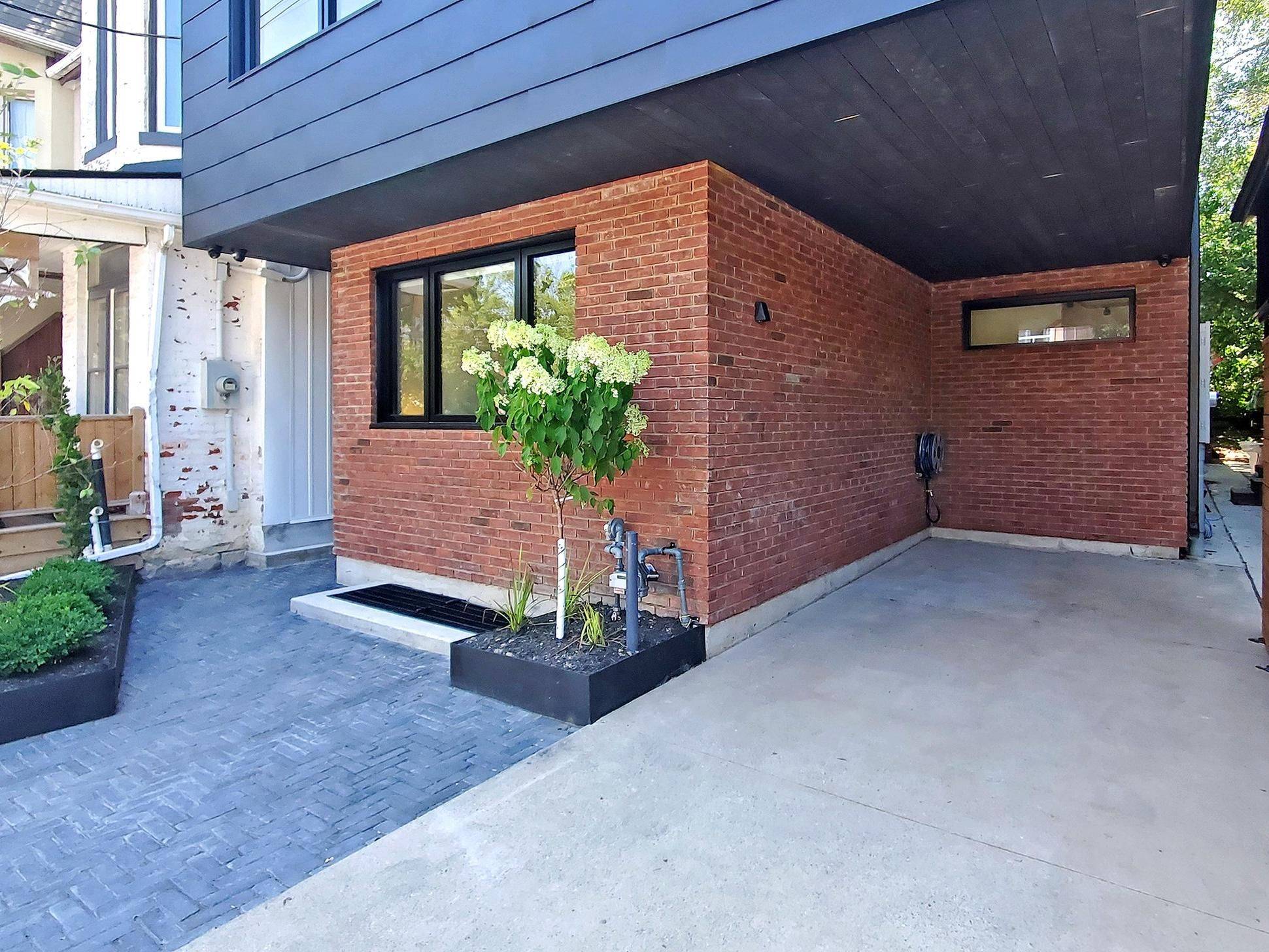 Toronto W02, ON M6H 2X3,798 Dovercourt RD