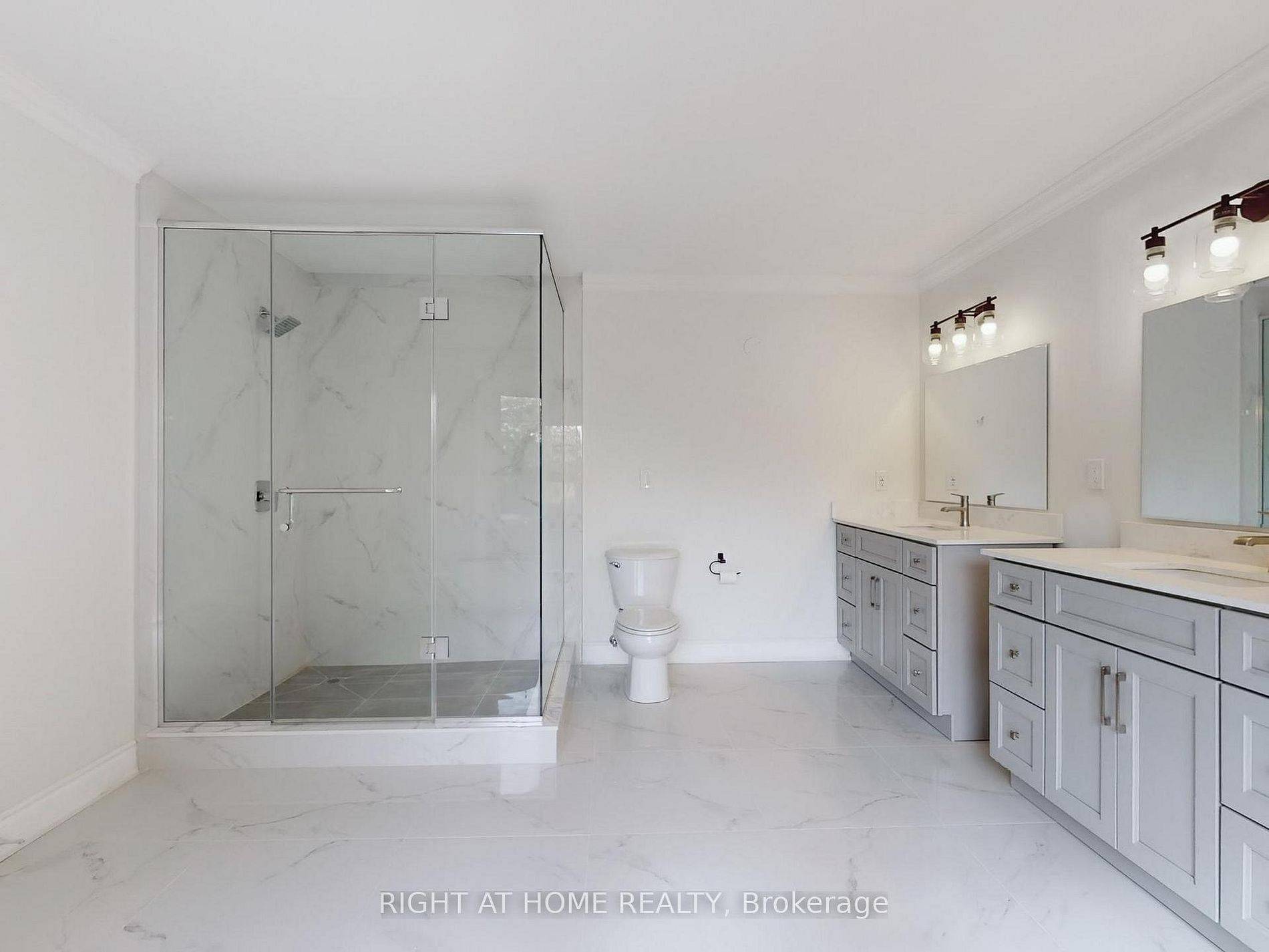 Oakville, ON L6M 2Y7,2180 Lumberman LN