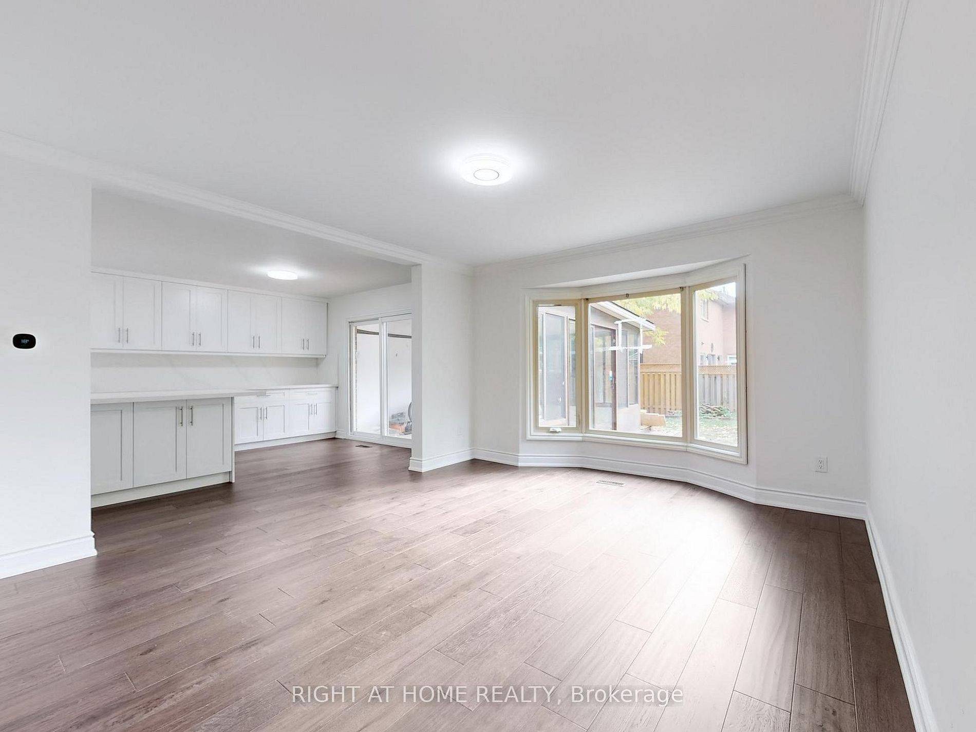 Oakville, ON L6M 2Y7,2180 Lumberman LN