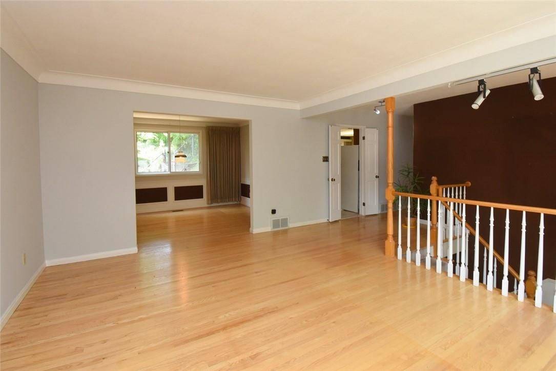 Hamilton, ON L9A 2Y6,30 TERRACE DR