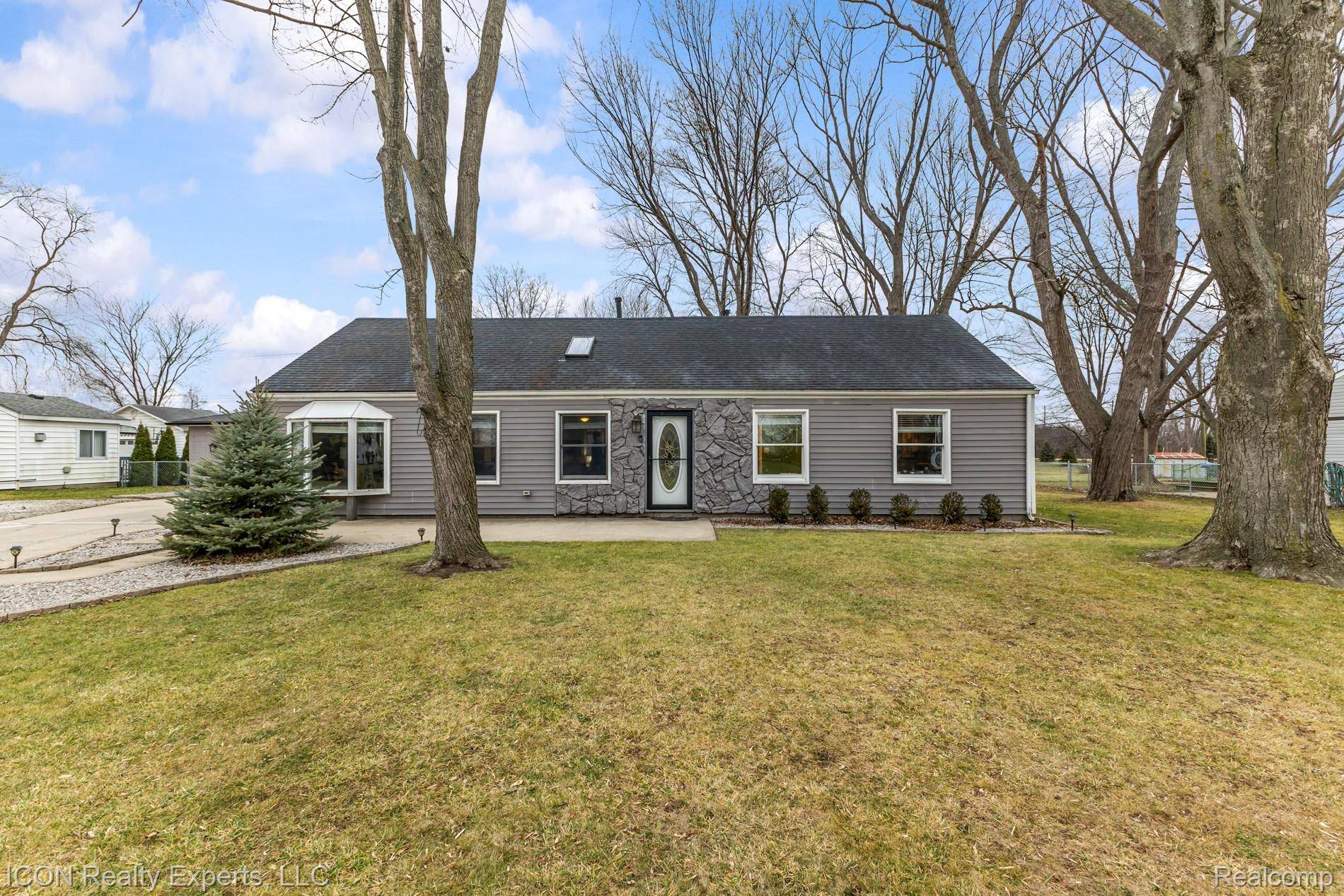 Clinton Township, MI 48036,38595 Hilldale ST