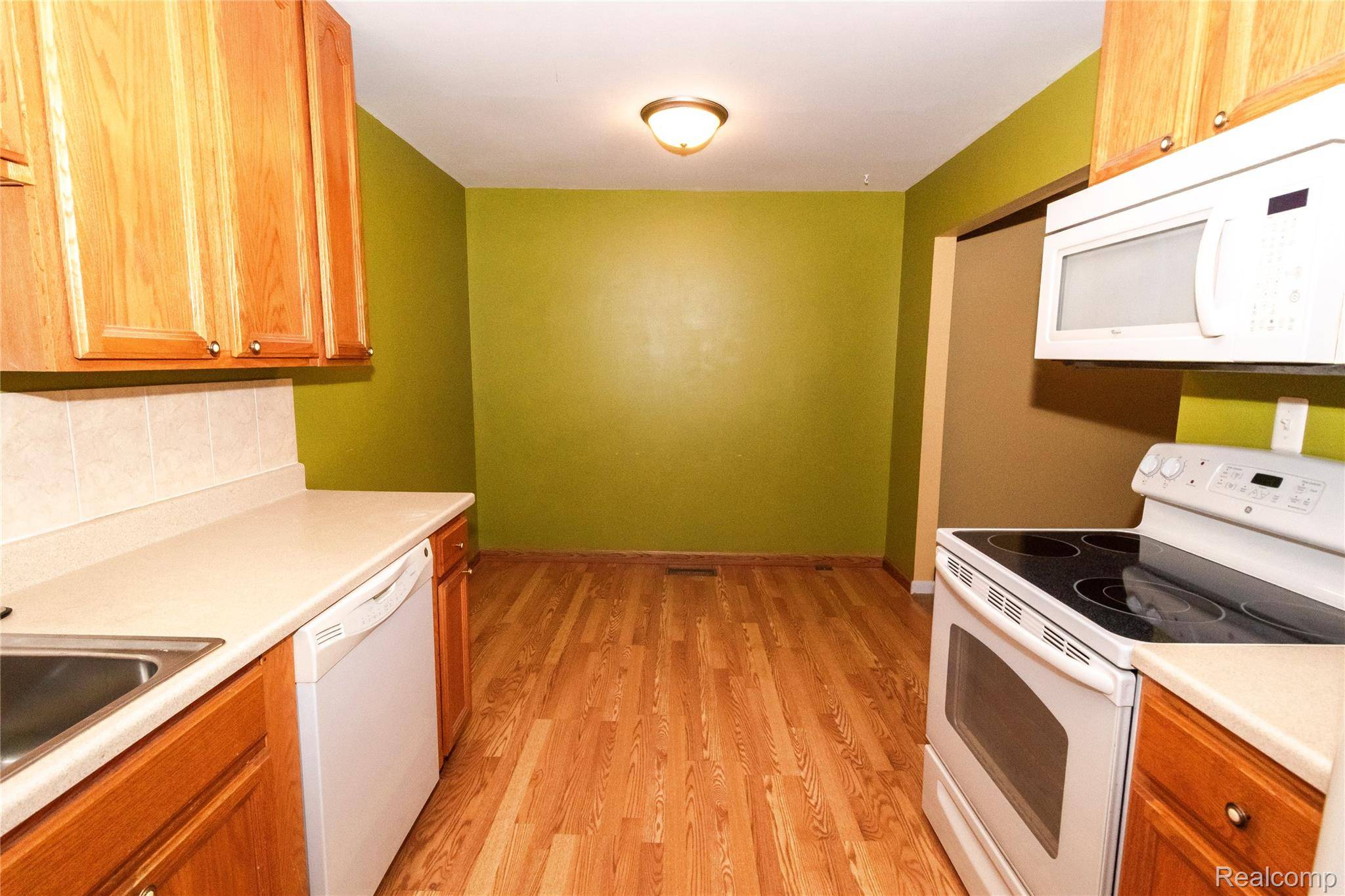 Walled Lake, MI 48390,220 Aqueduct DR #80