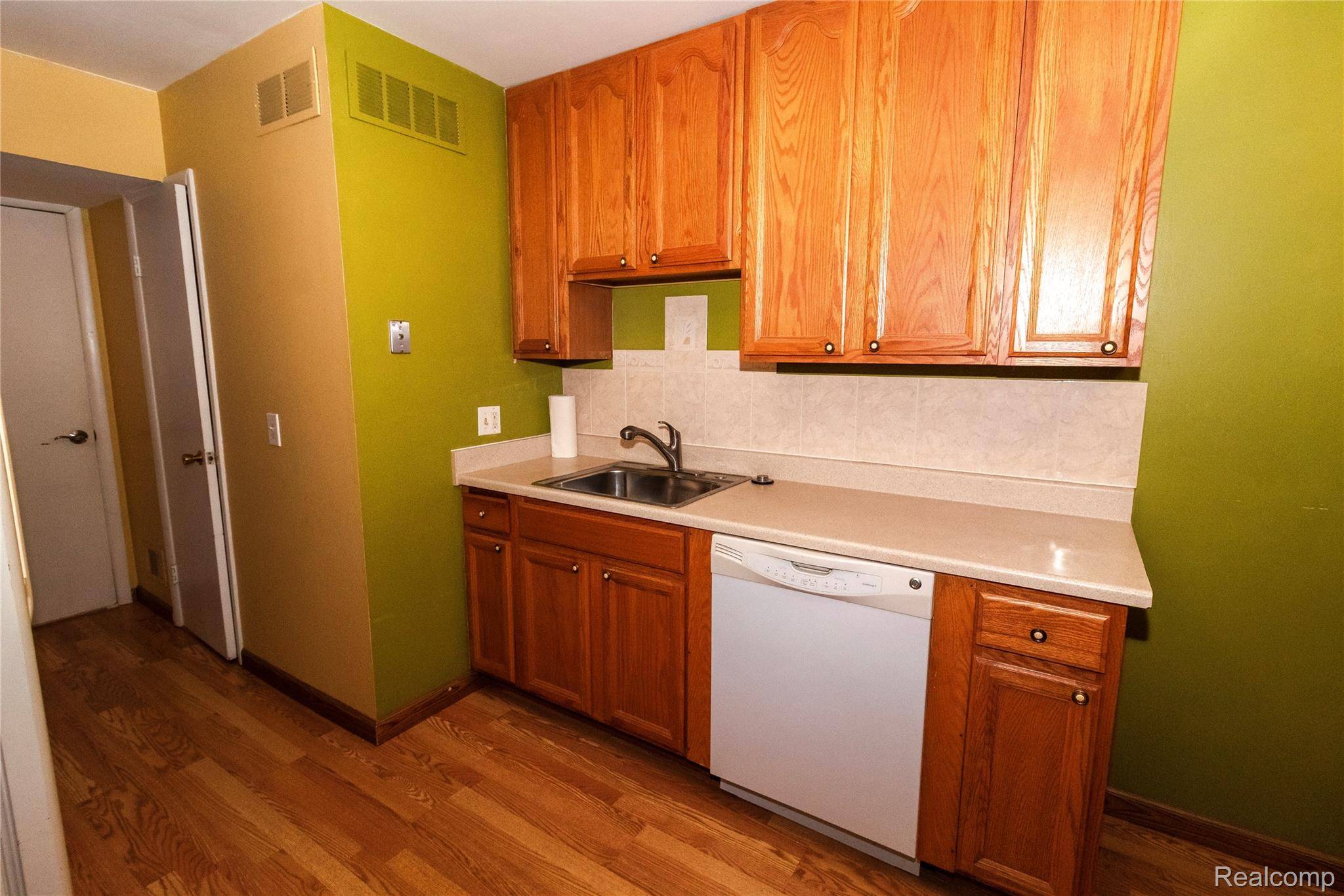 Walled Lake, MI 48390,220 Aqueduct DR #80