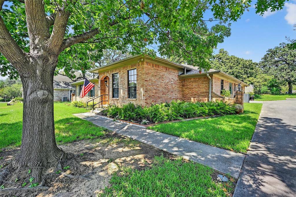 Lake Kiowa, TX 76240,702 Kiowa Drive W