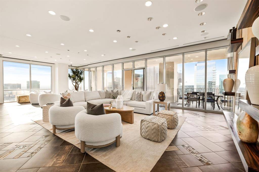 Dallas, TX 75201,1717 Arts Plaza #2002