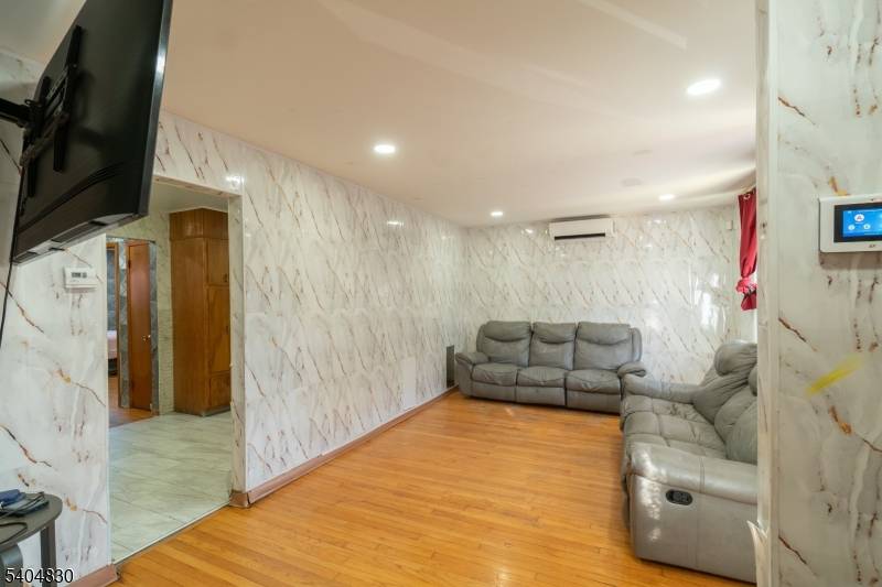 Kearny Town, NJ 07032,211 Bergen Ave #2