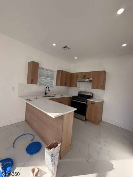 Newark City, NJ 07106,69 Brookdale Ave #3L