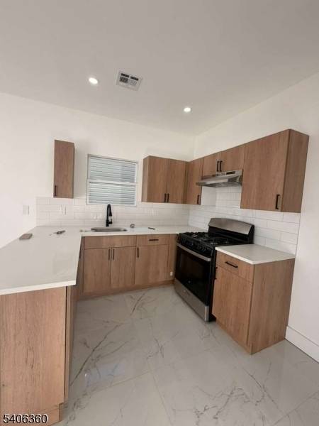 Newark City, NJ 07106,69 Brookdale Ave #3L