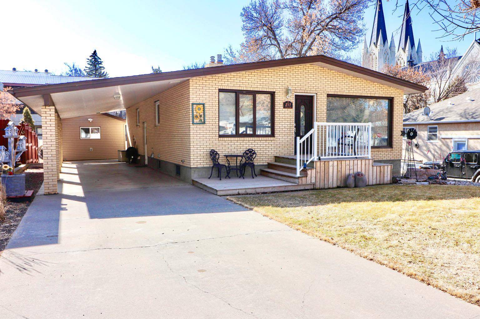 Medicine Hat, AB T1A 5M4,211 3 ST NE
