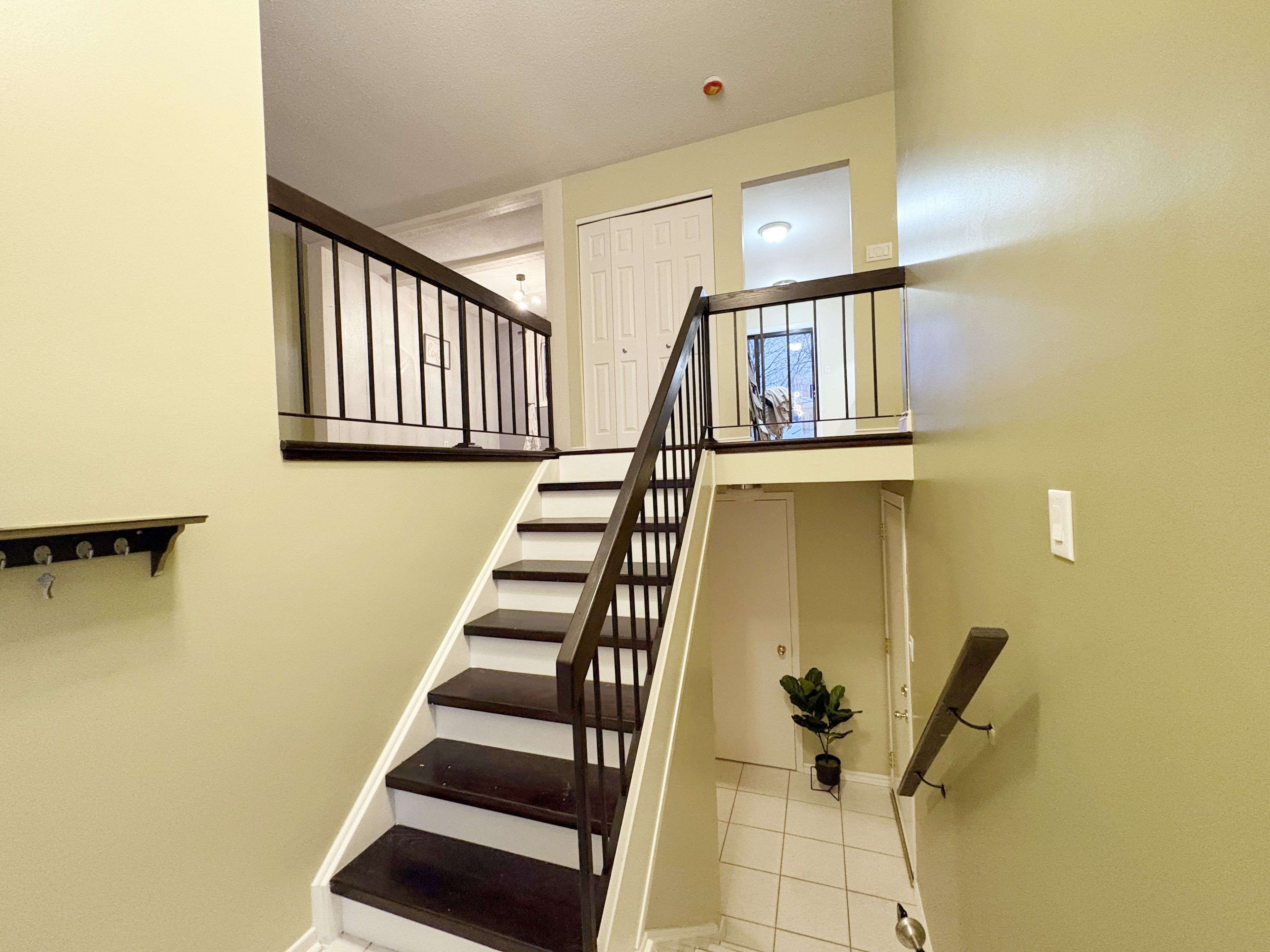 Whitby, ON L1N 5N6,7 Barberry CT