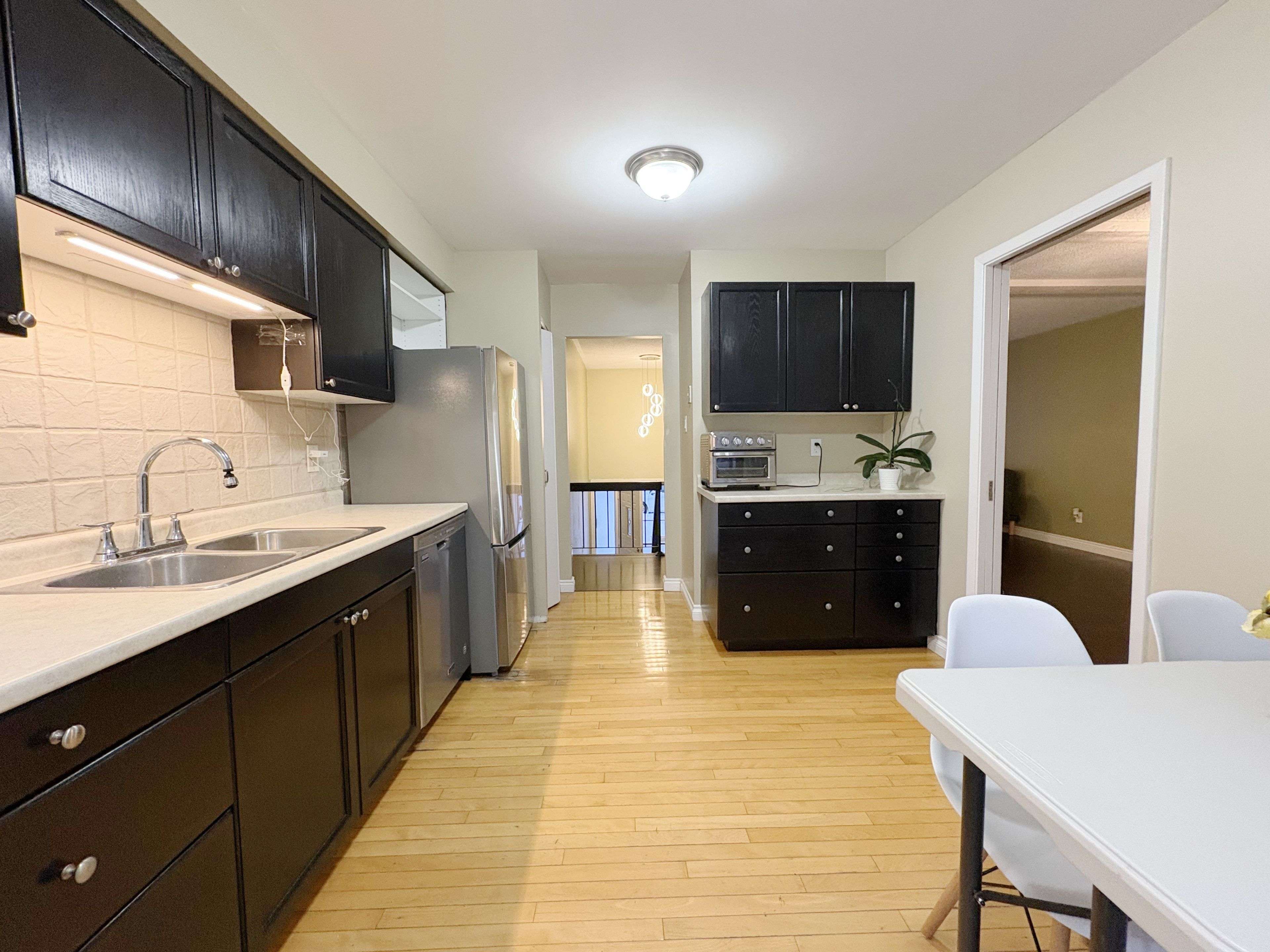 Whitby, ON L1N 5N6,7 Barberry CT