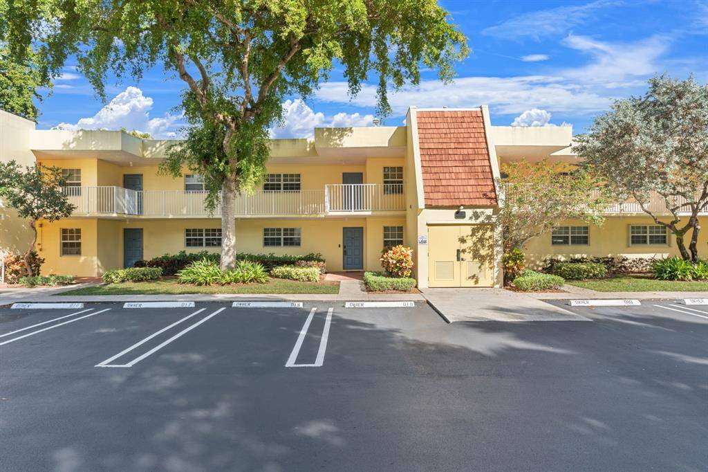 Pompano Beach, FL 33069,500 Oaks Ln #110