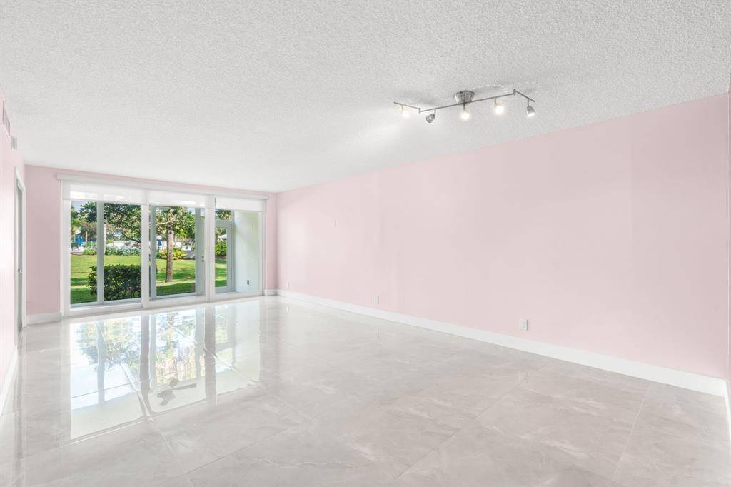 Pompano Beach, FL 33069,500 Oaks Ln #110