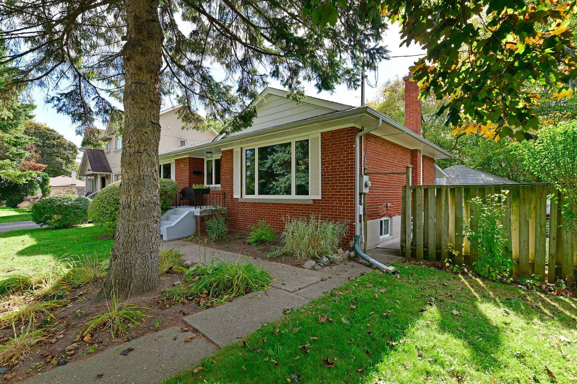 Mississauga, ON L5G 1T9,1238 Claredale RD