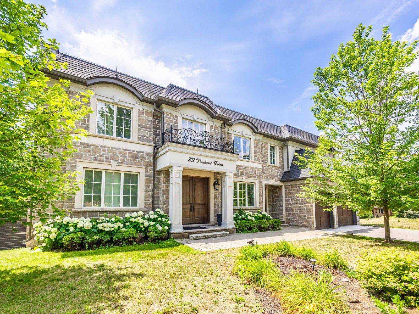 Oakville, ON L6J 4X3,302 Pinehurst DR W