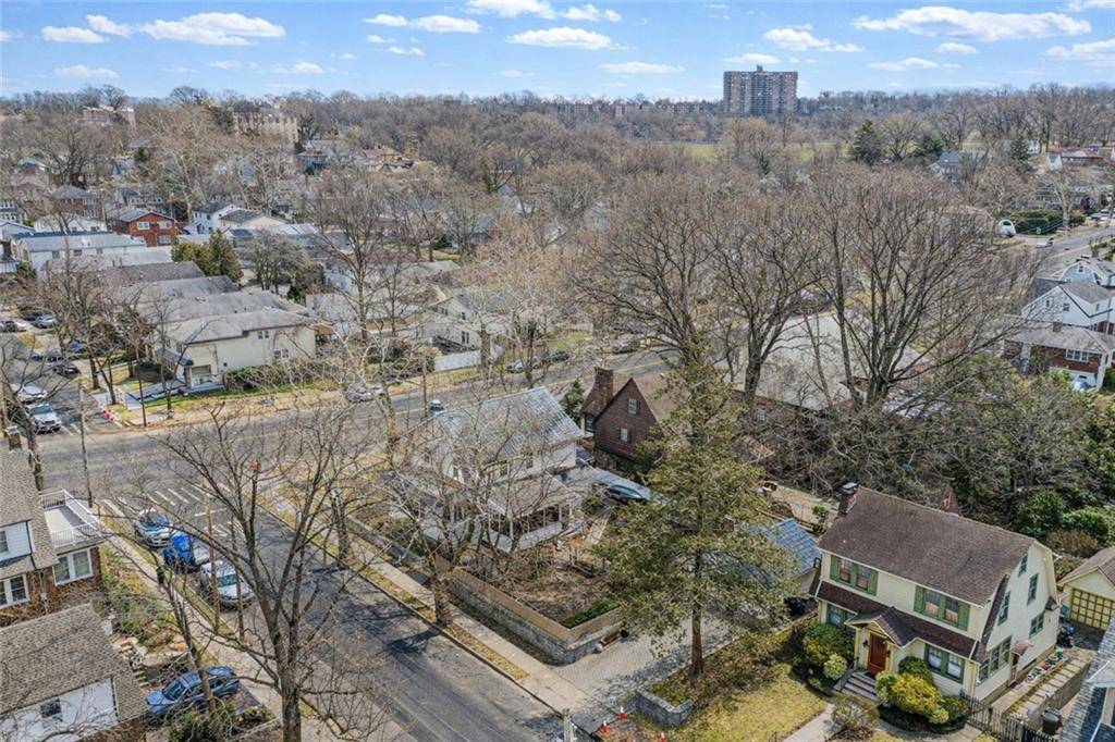 Staten  Island, NY 10301,94 Hart BLVD