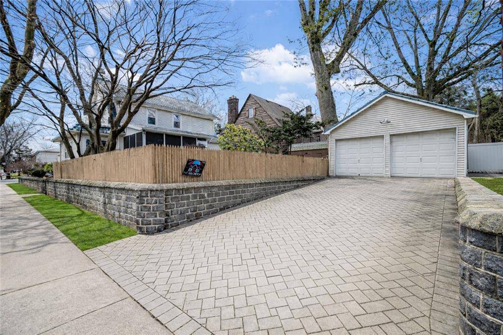 Staten  Island, NY 10301,94 Hart BLVD