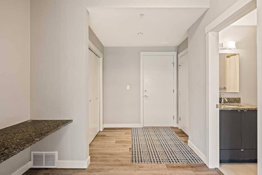 Calgary, AB T2R 0H1,788 12 AVE SW #503