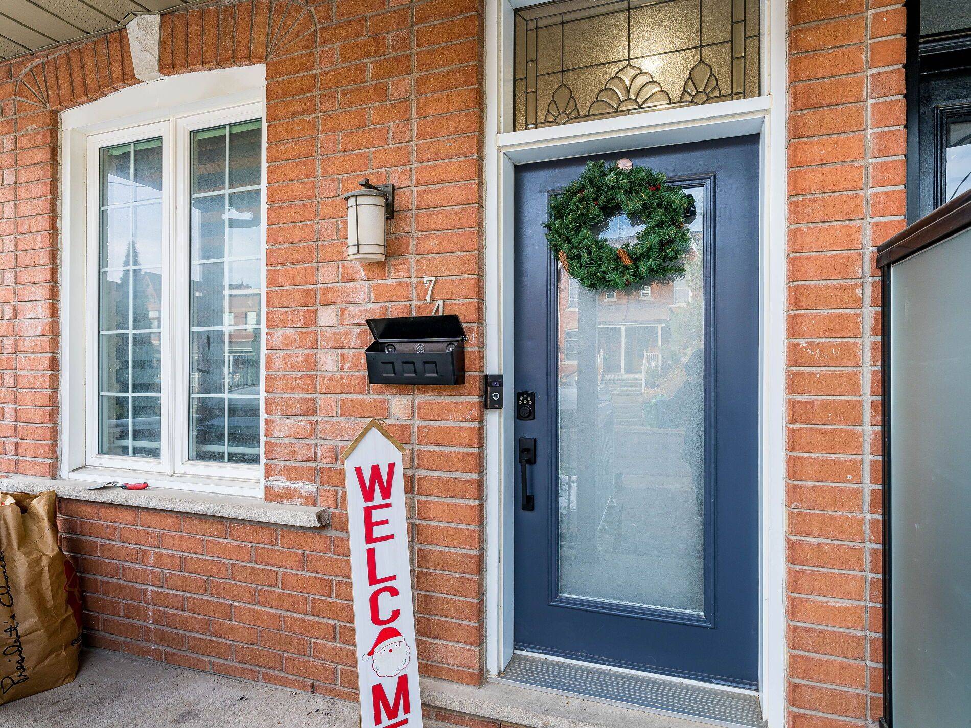 Toronto C01, ON M6J 2T7,74 Montrose AVE