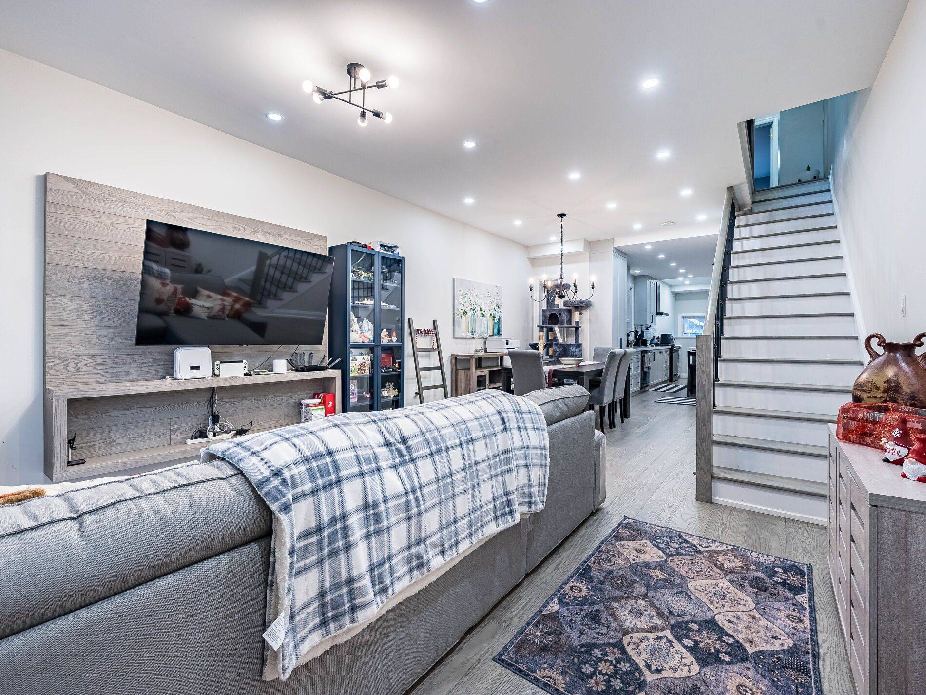 Toronto C01, ON M6J 2T7,74 Montrose AVE