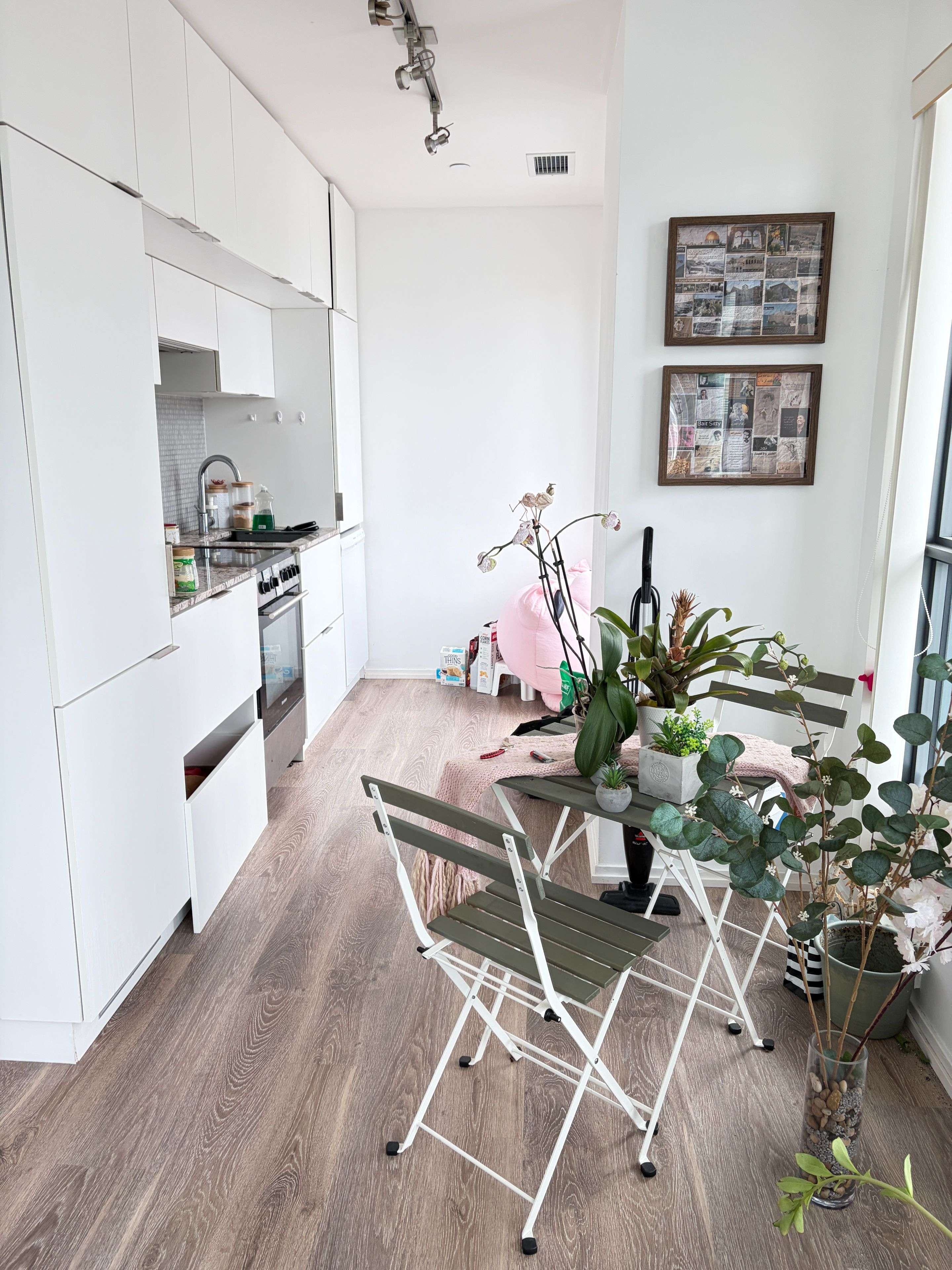 Toronto C08, ON M5B 1E4,159 Dundas ST E #1709