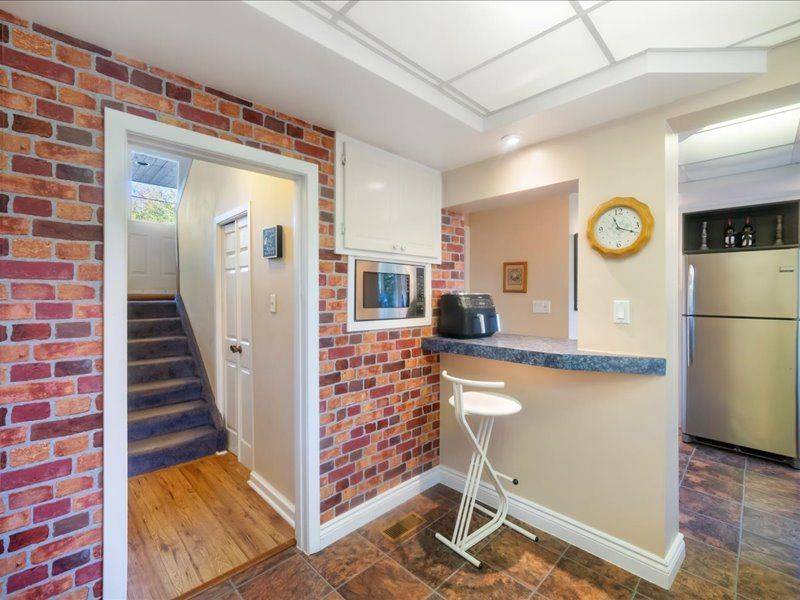 Whitby, ON L1N 1E2,931 Bayview AVE N