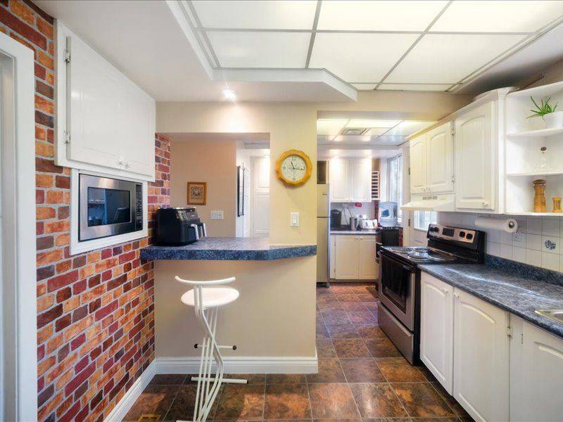 Whitby, ON L1N 1E2,931 Bayview AVE N