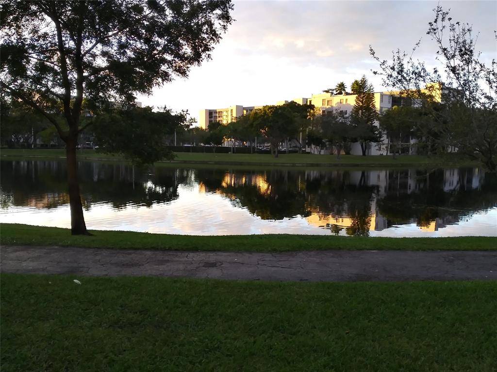 Pompano Beach, FL 33069,2112 S Cypress Bend Dr #207