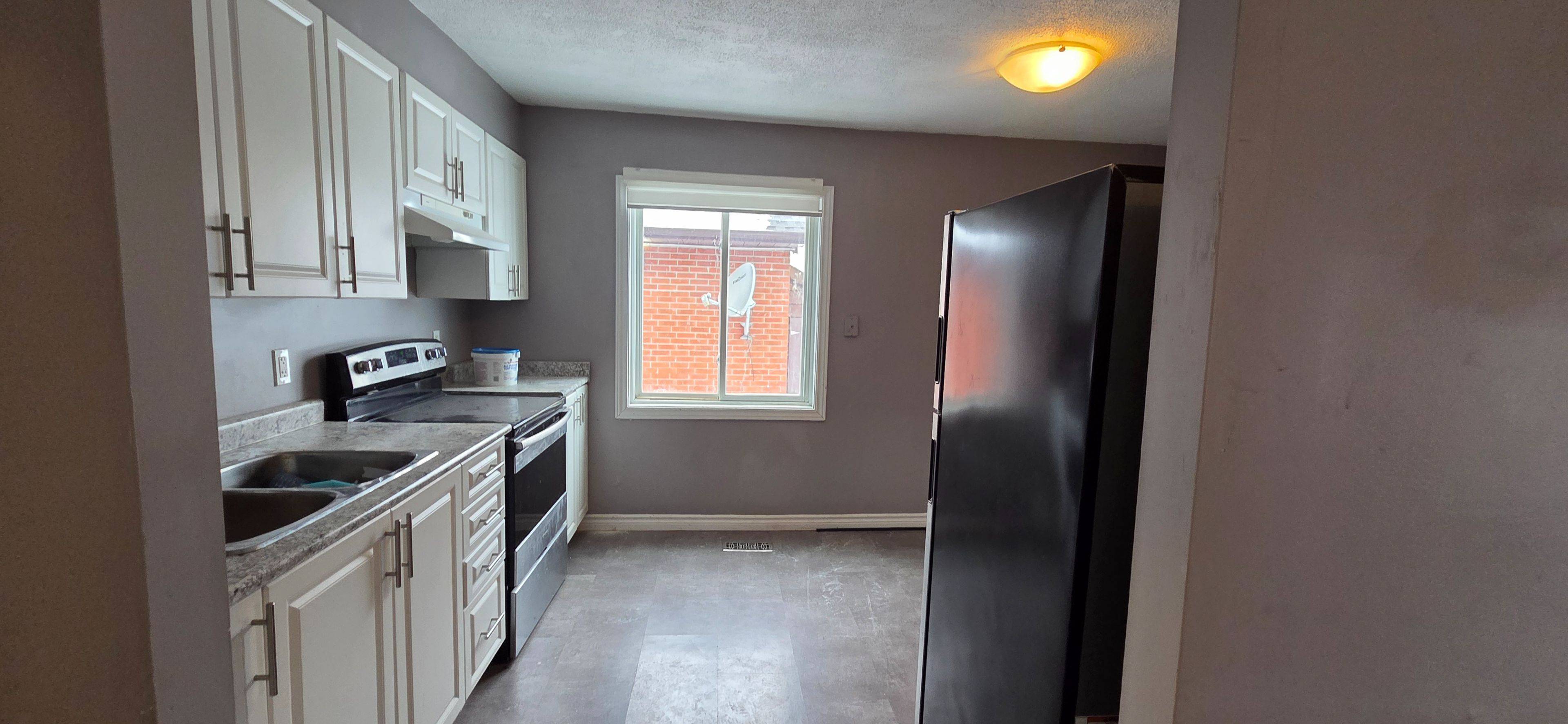 Orillia, ON L3V 5M9,54 Wyandotte ST #2