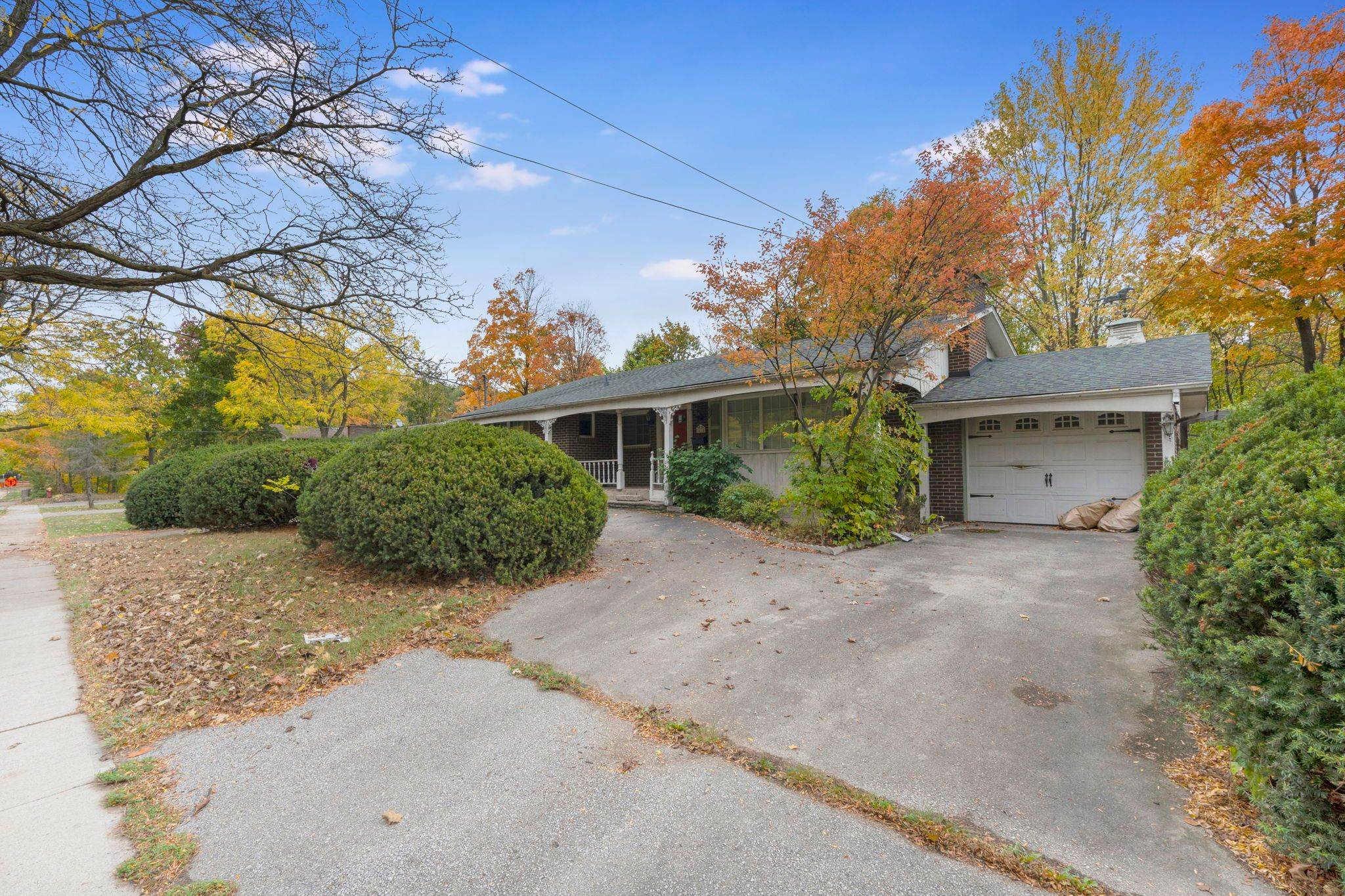 Burlington, ON L7L 1M7,5014 Spruce AVE