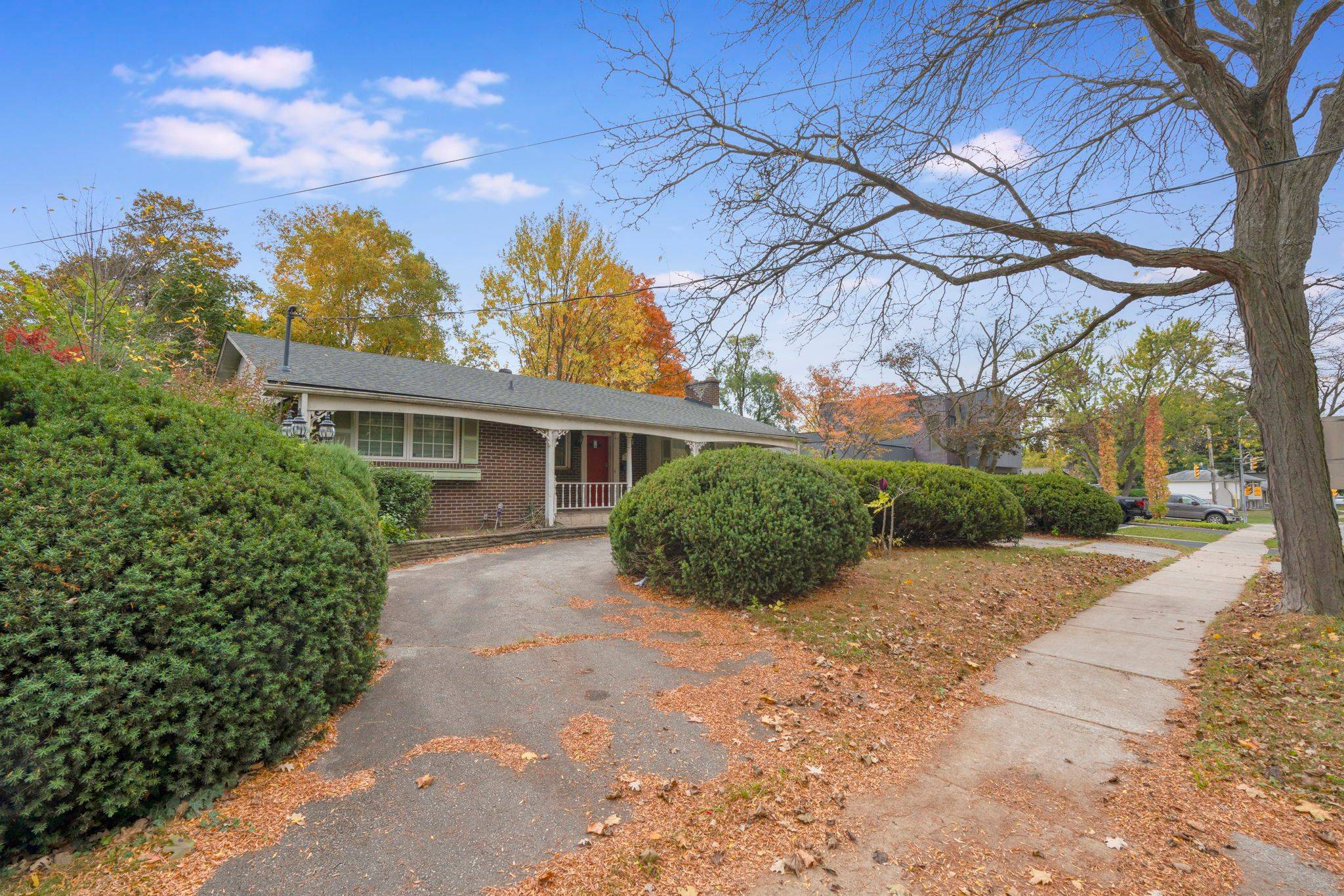 Burlington, ON L7L 1M7,5014 Spruce AVE