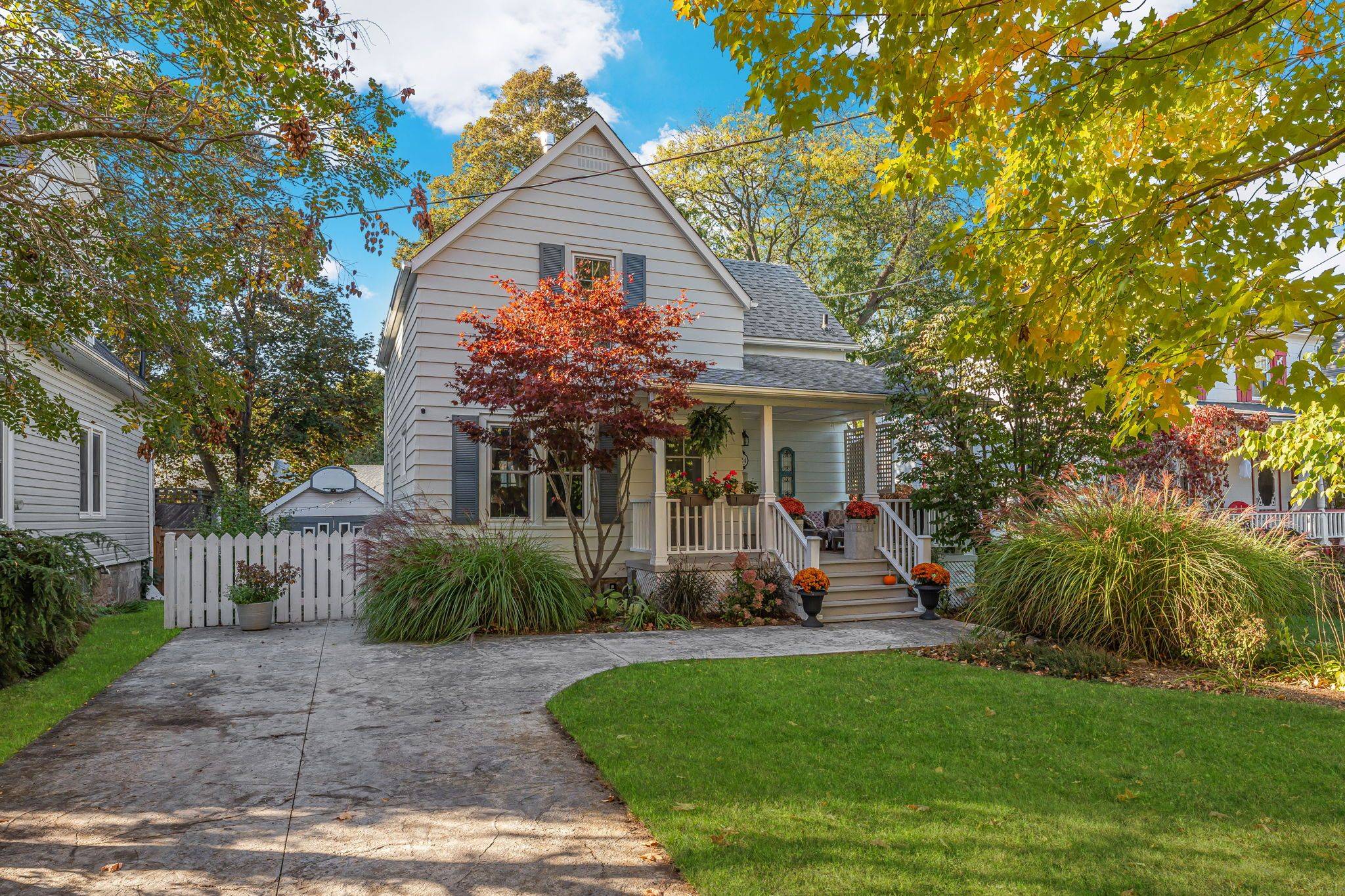 Grimsby, ON L3M 3C4,24 Robinson ST S