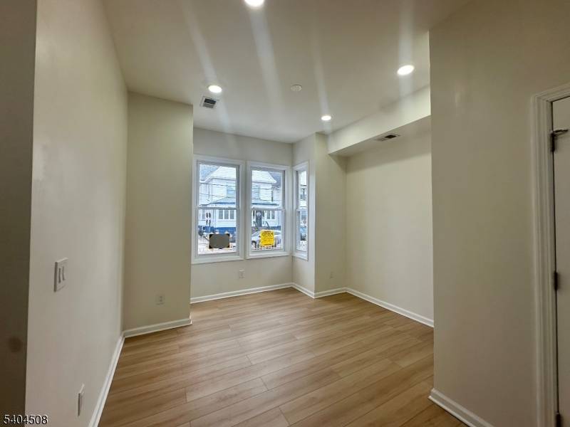 Newark City, NJ 07106,13 Vermont Ave #2