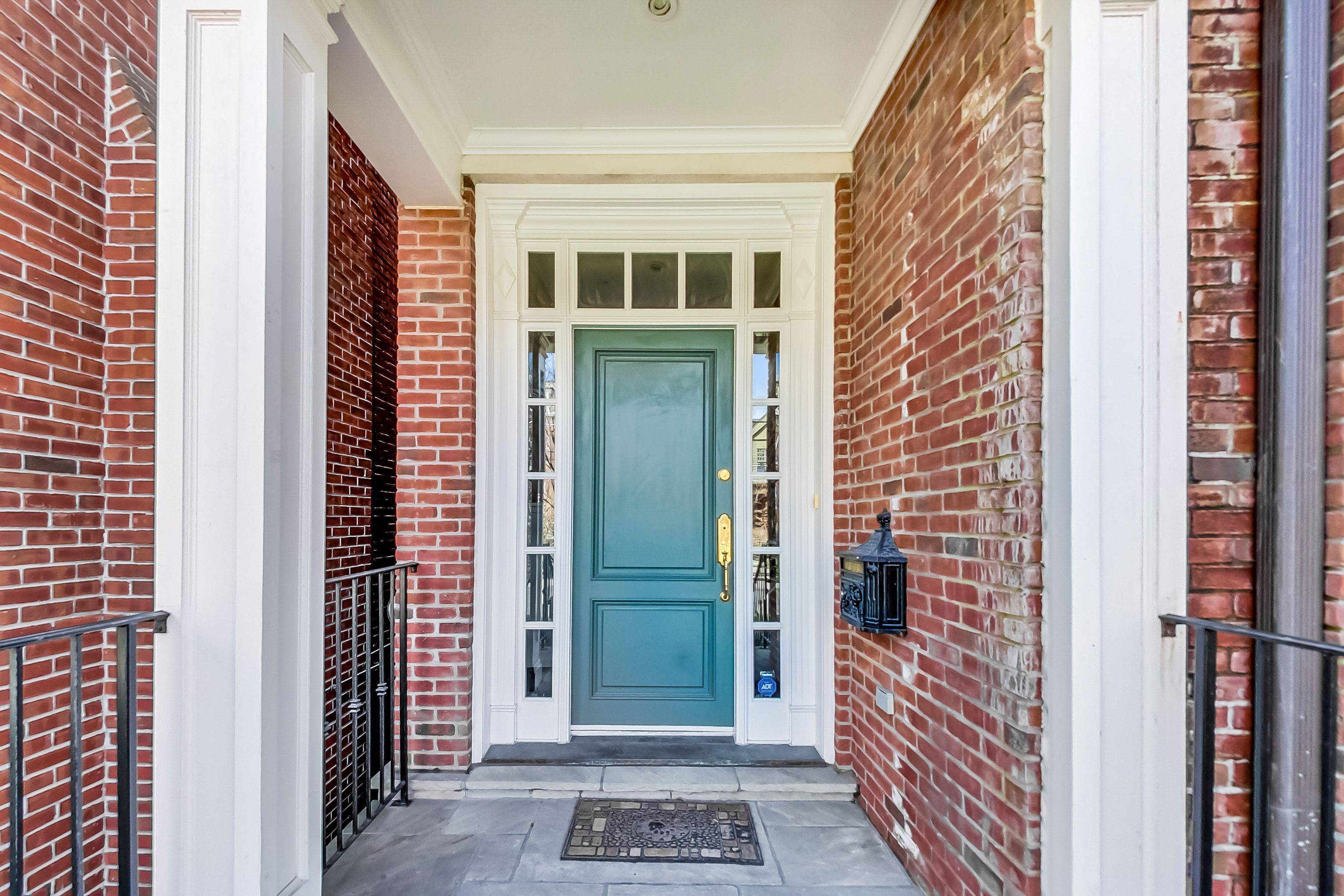 Toronto C02, ON M4V 1H6,21 Farnham AVE