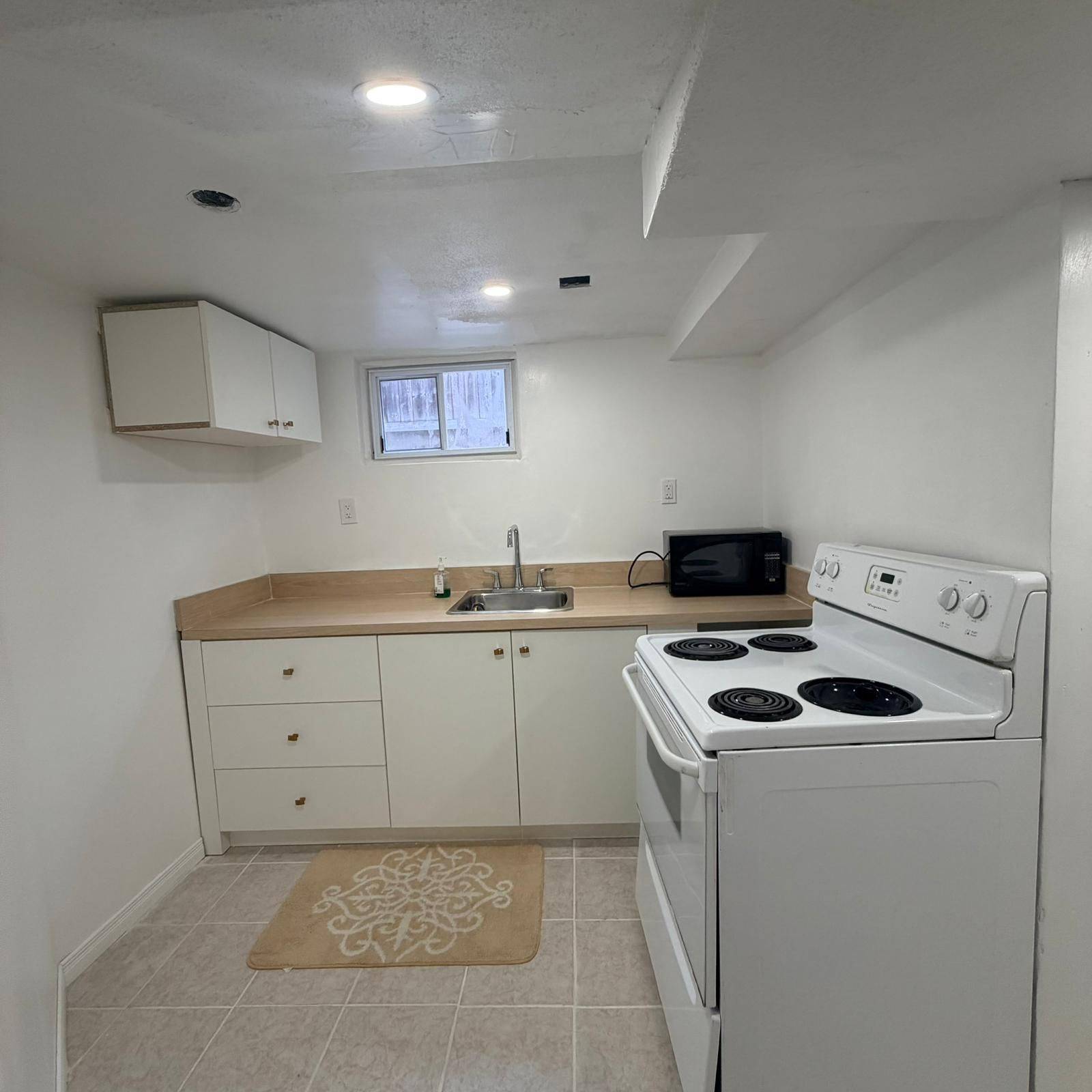 Oshawa, ON L1H 6Y9,9 Keewatin ST S