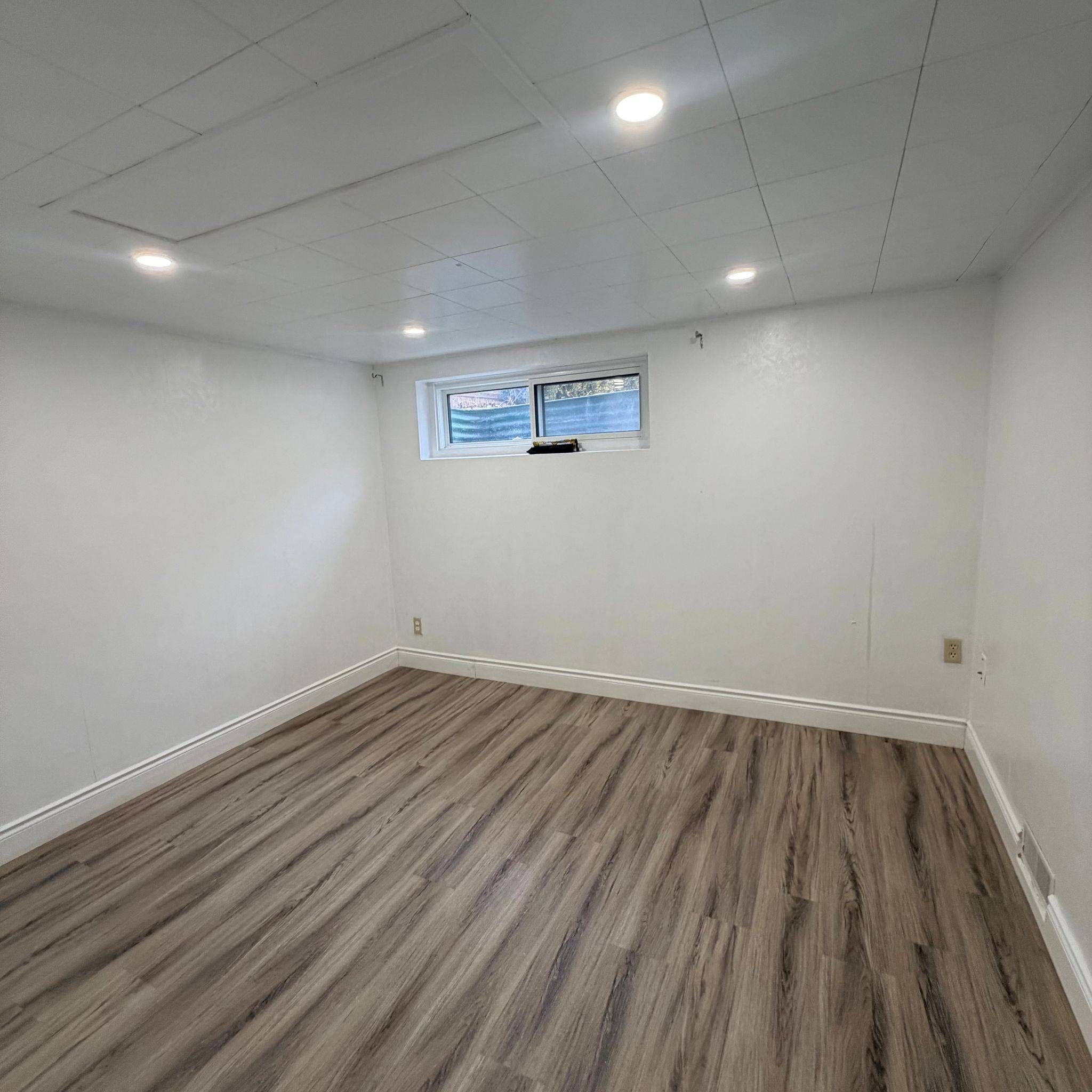 Oshawa, ON L1H 6Y9,9 Keewatin ST S