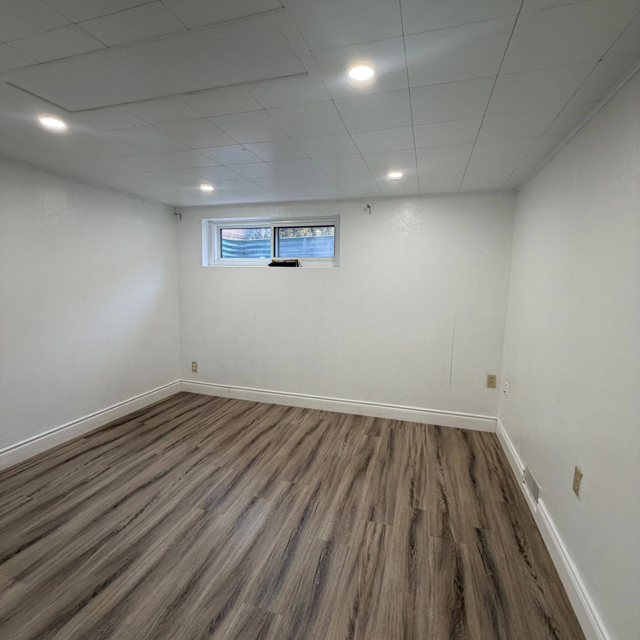 Oshawa, ON L1H 6Y9,9 Keewatin ST S