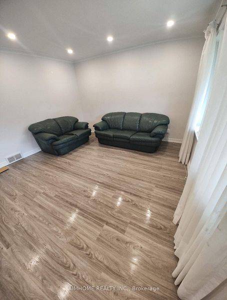 Toronto E04, ON M1P 1E2,4 Hollingworth DR #Main