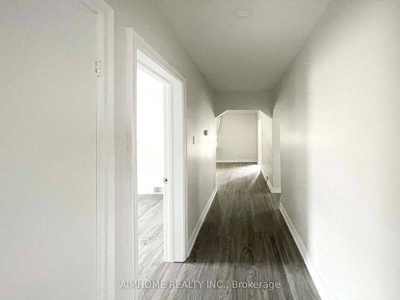 Toronto E04, ON M1P 1E2,4 Hollingworth DR #Main