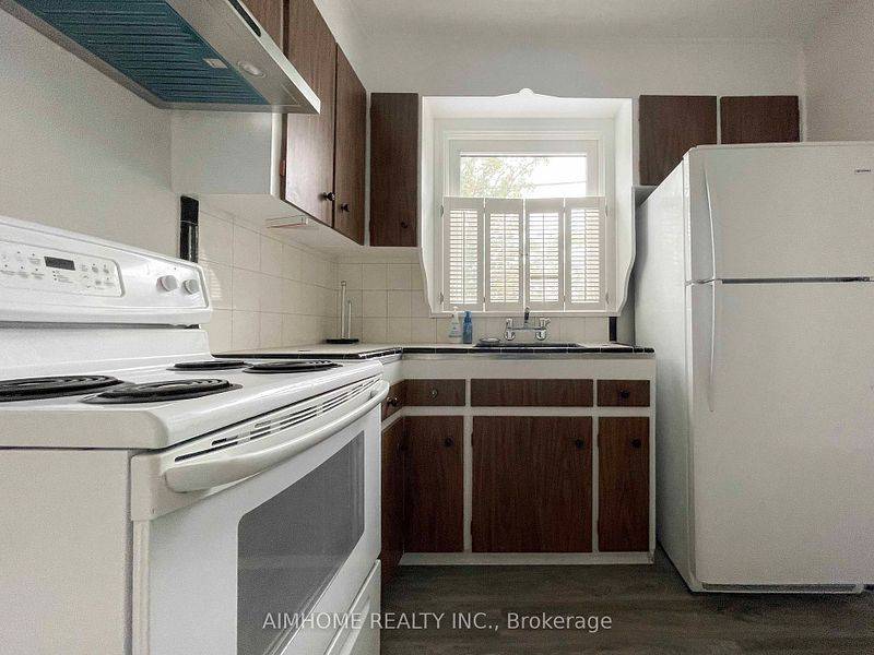 Toronto E04, ON M1P 1E2,4 Hollingworth DR #Main