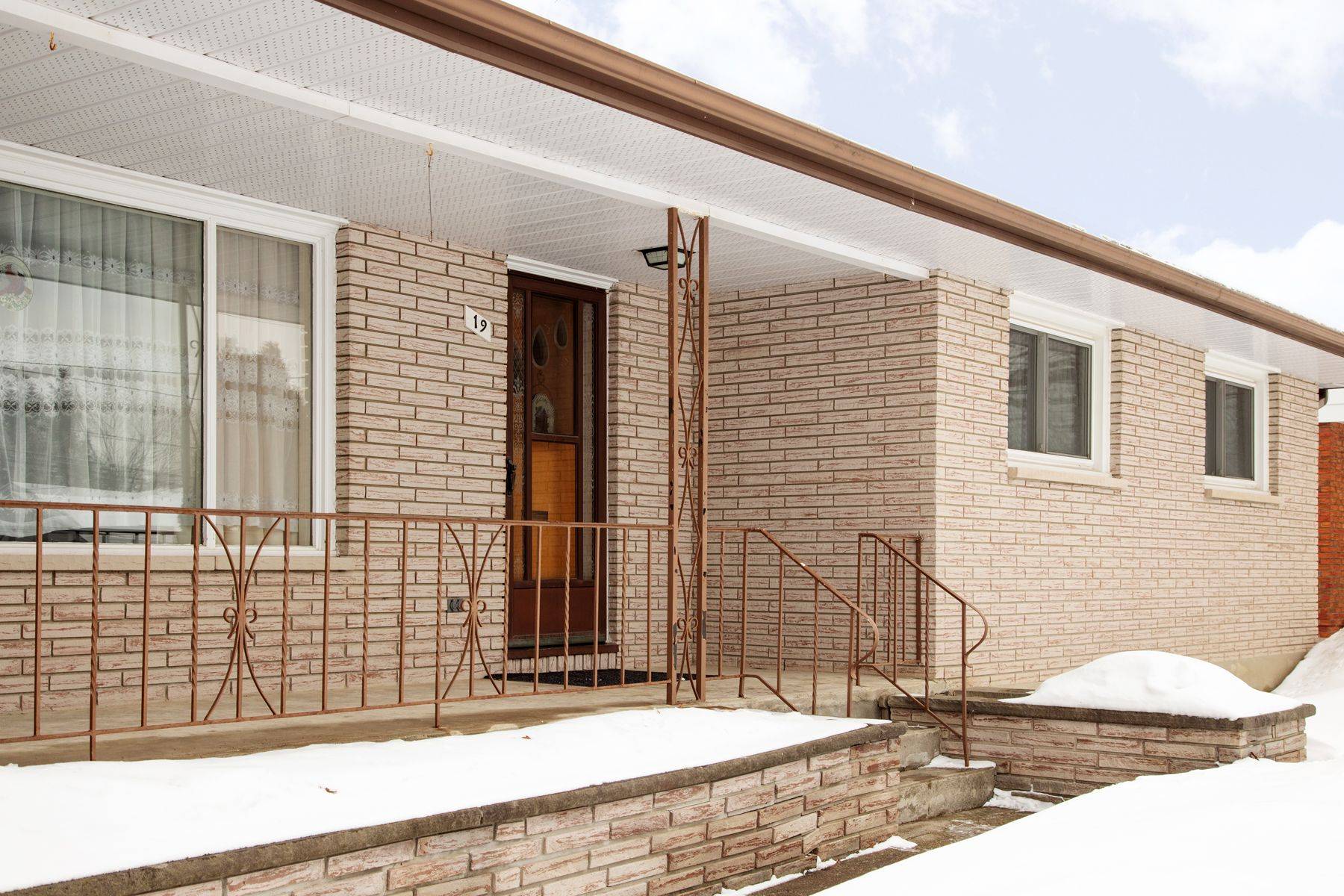 Barrie, ON L4M 2E6,19 Steel ST