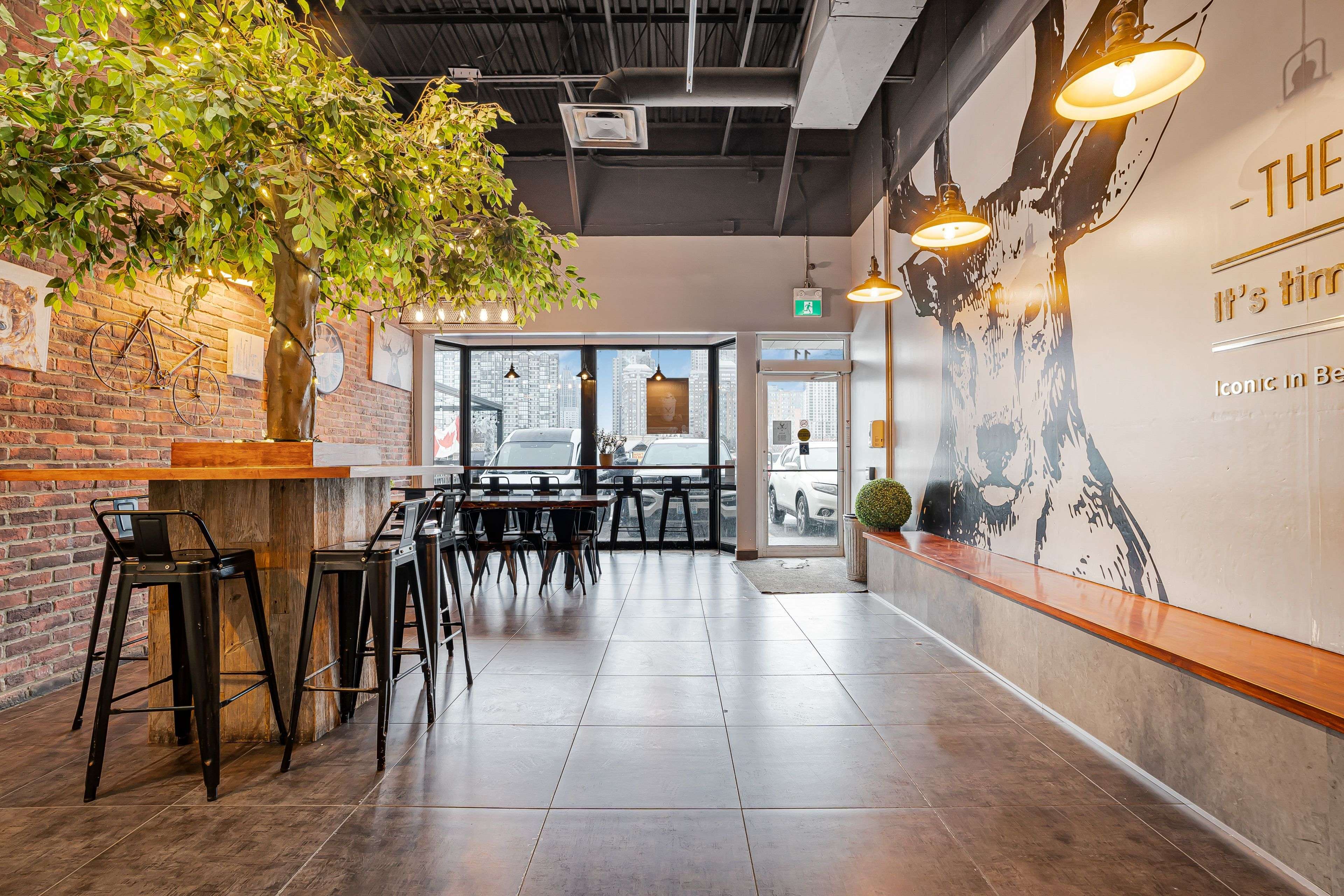 Mississauga, ON L5B 3X9,325 Central Pkwy W #11