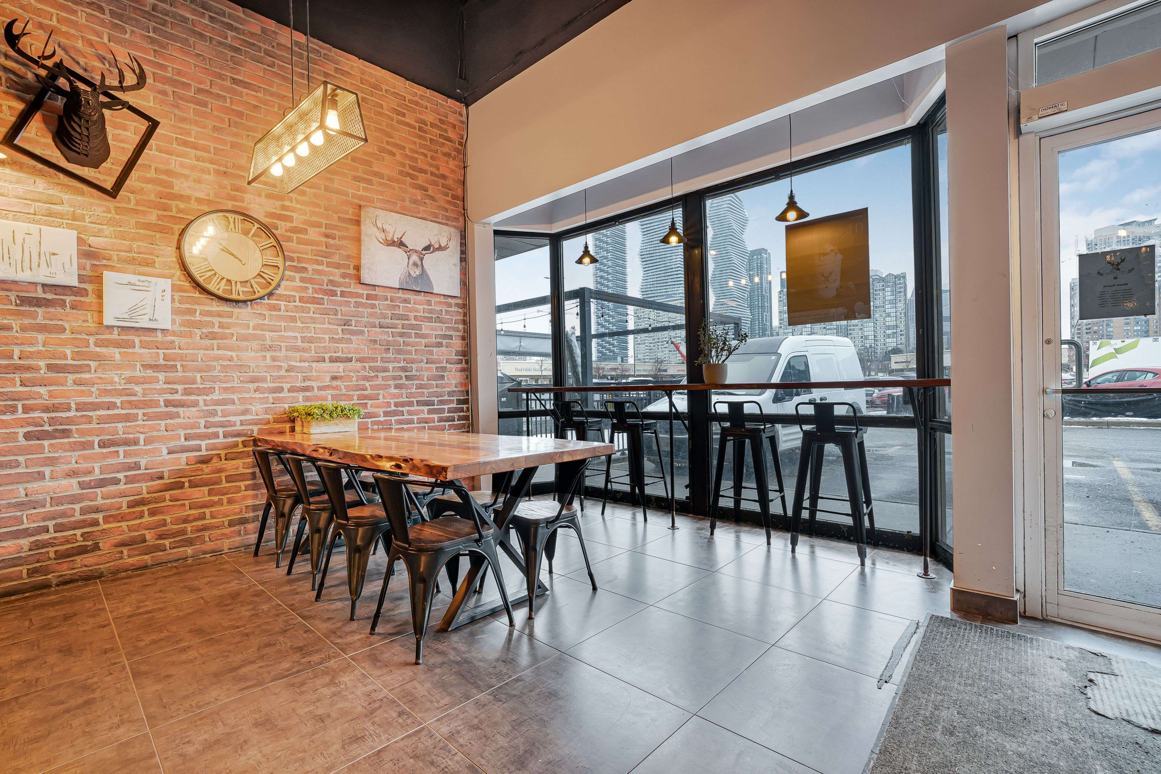 Mississauga, ON L5B 3X9,325 Central Pkwy W #11