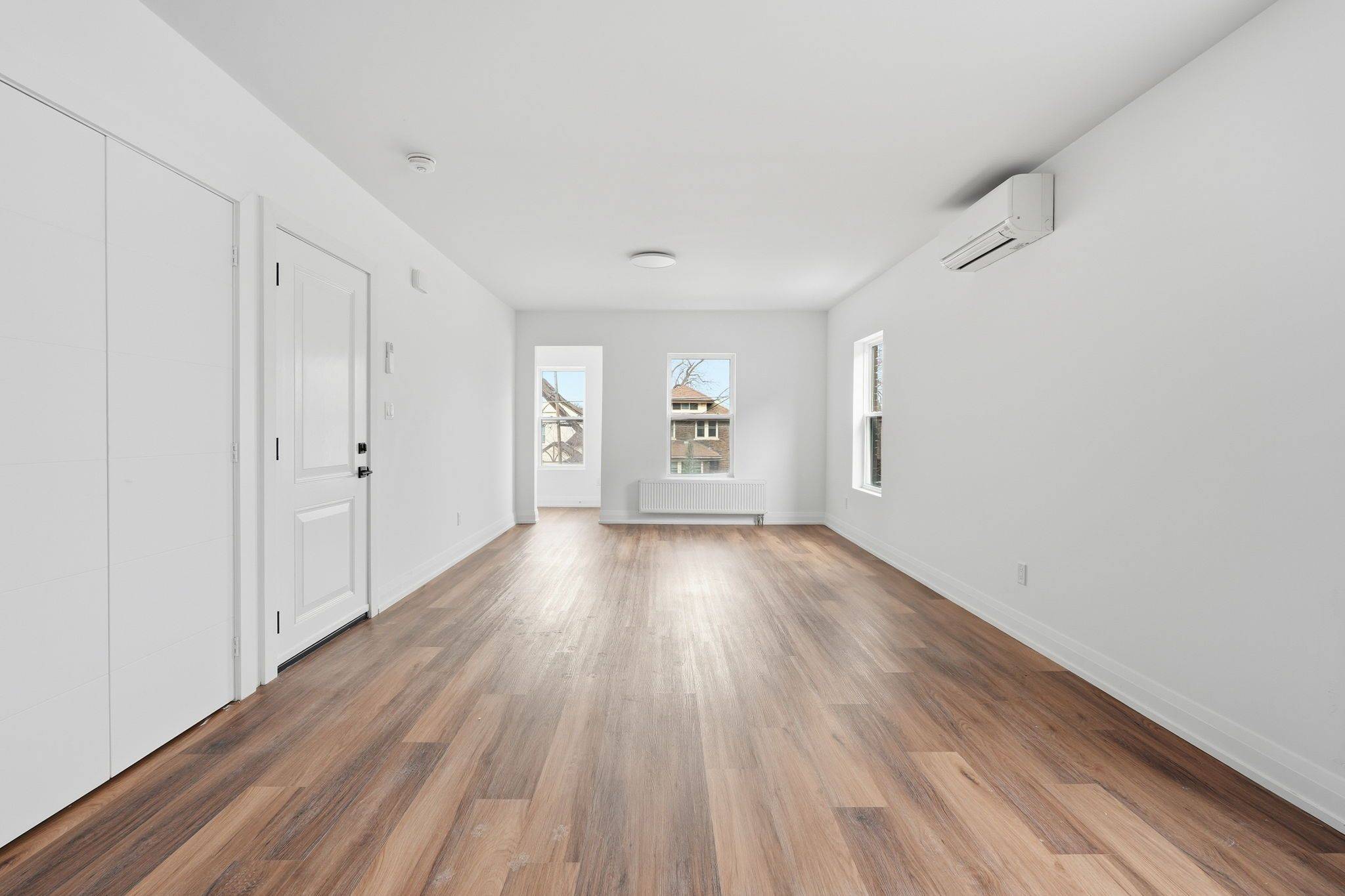 Niagara Falls, ON L2E 1V9,4876 Simcoe ST #3