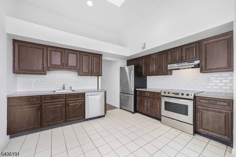 Hackensack City, NJ 07601,850 Main St #3F