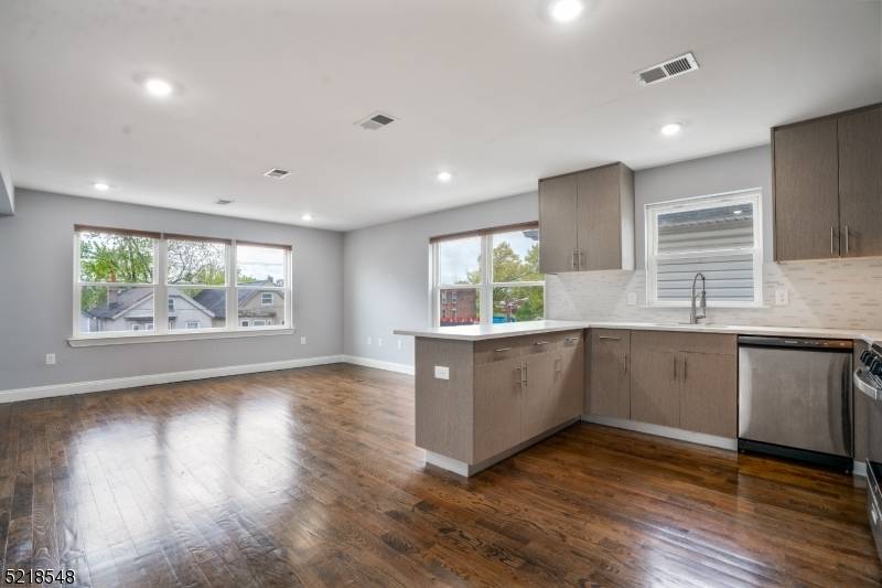 Newark City, NJ 07103,414 S 16Th St