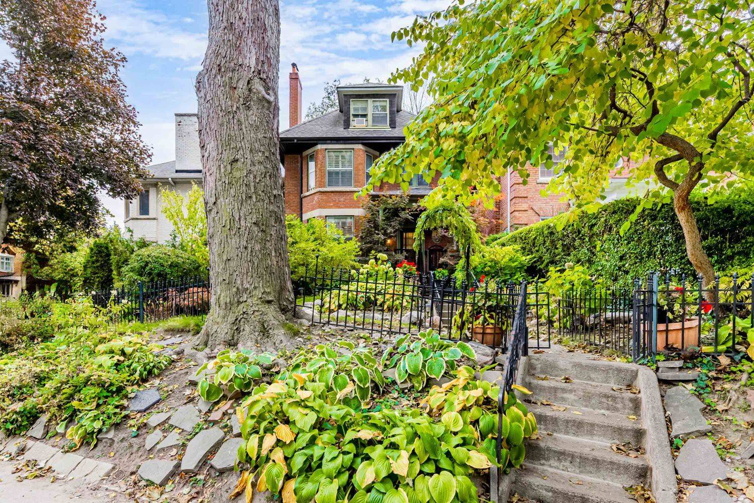 Toronto C02, ON M4V 2G6,38 Foxbar RD